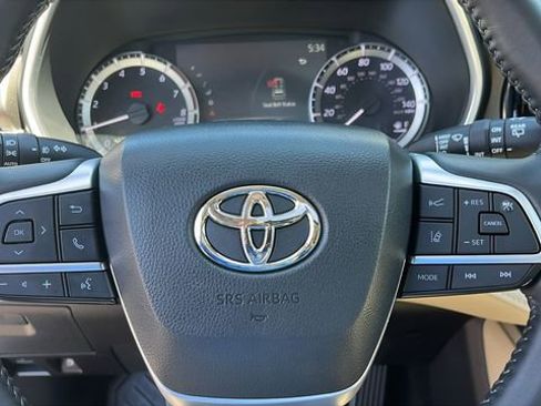 Used 2023 Toyota Highlander XLE AWD/4WD image 11