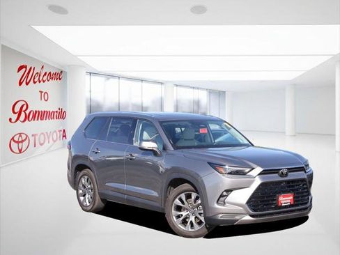 Certified 2025 Toyota Grand Highlander FWD image 2
