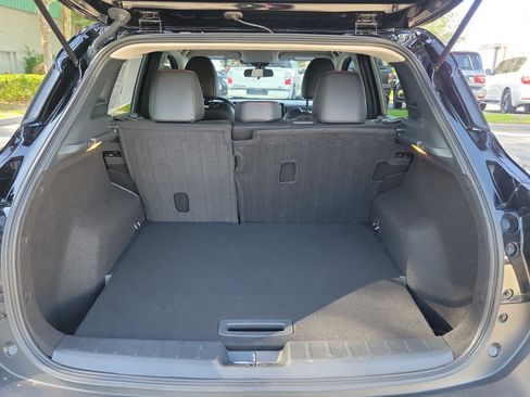Certified 2025 Nissan Kicks SR FWD image 11