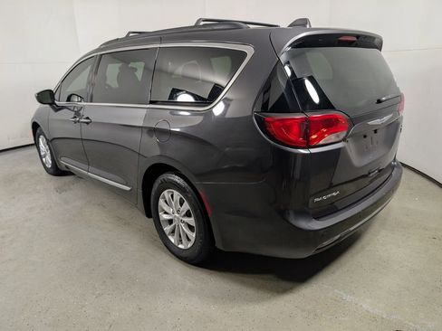 Used 2017 Chrysler Pacifica Touring-L image 4