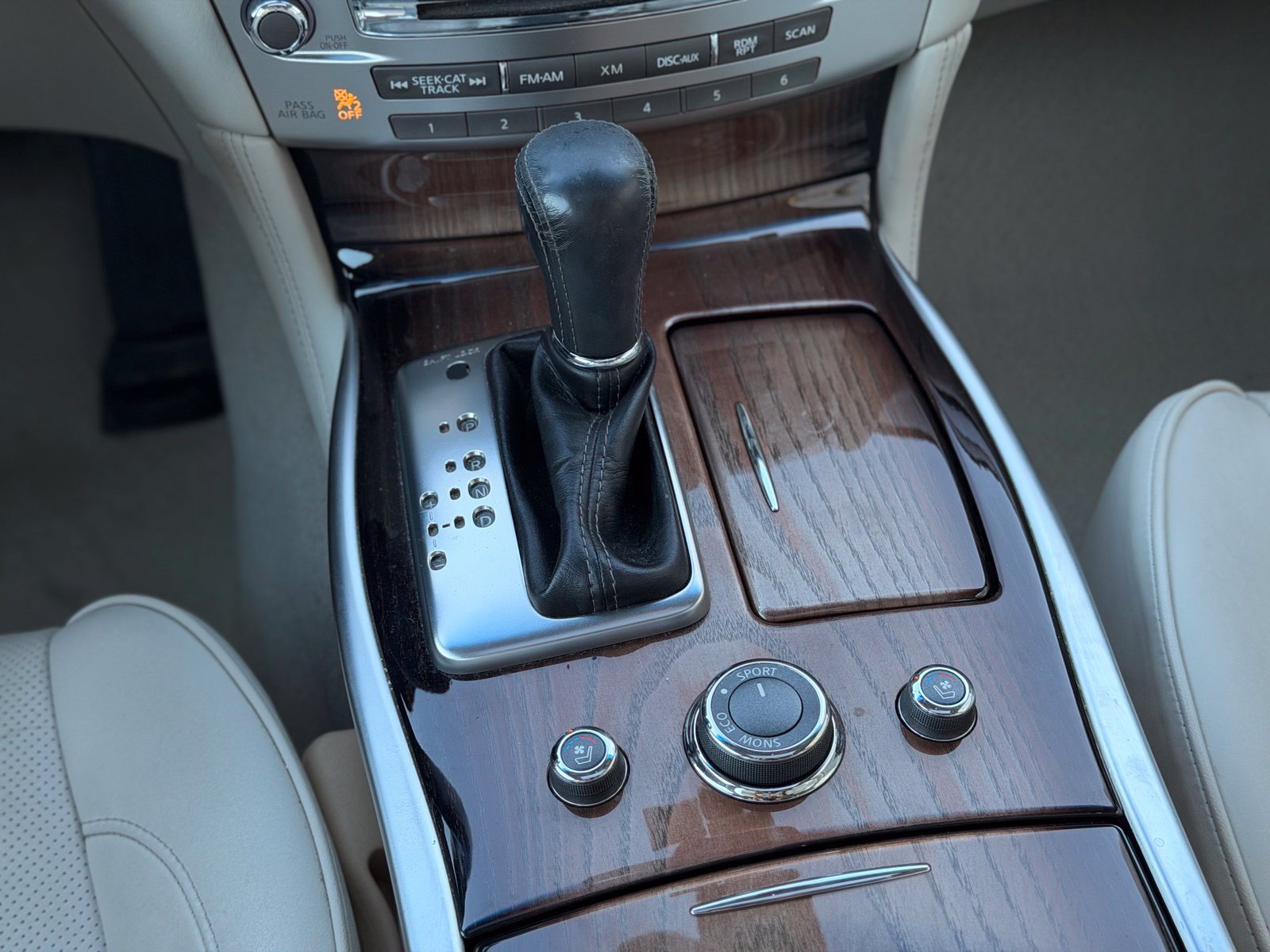 Used 2015 INFINITI Q70 L 3.7 w/ Deluxe Touring Package RWD image 34