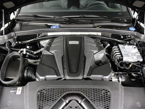 Certified 2025 Porsche Macan S image 26