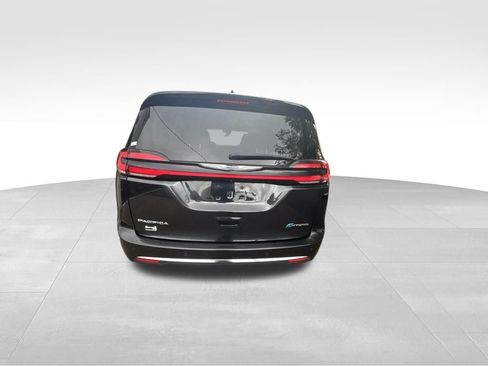 Used 2023 Chrysler Pacifica Touring-L FWD image 5