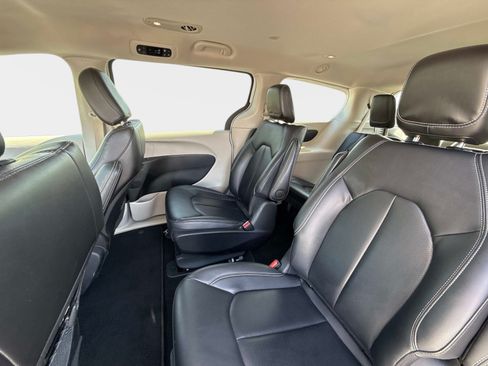 Used 2024 Chrysler Pacifica Limited FWD image 15