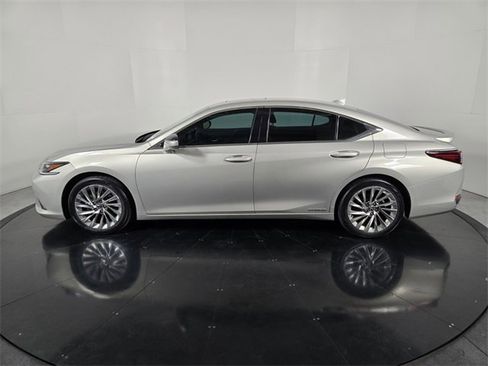 Certified 2022 Lexus ES 300h w/ Luxury Package image 3