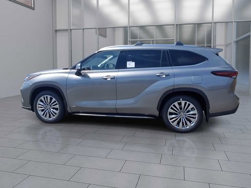 New 2026 Toyota Highlander Platinum AWD/4WD image 2