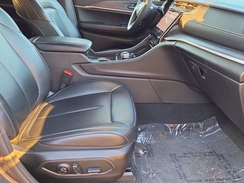 Used 2025 Jeep Grand Cherokee Limited image 19