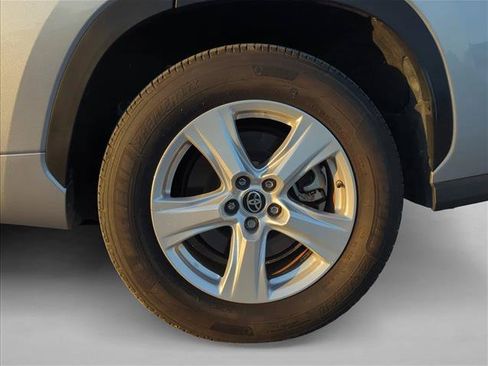 Used 2023 Toyota Highlander LE FWD image 6