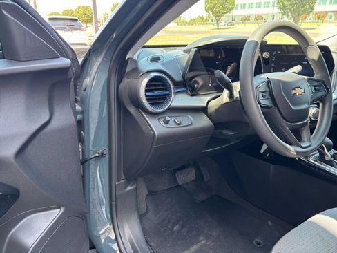 Used 2025 Chevrolet Trax LT FWD image 34