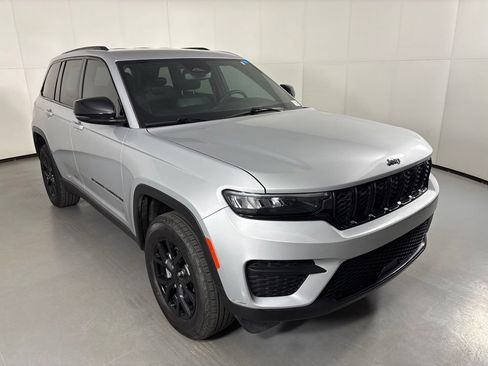 Used 2024 Jeep Grand Cherokee Altitude AWD/4WD image 2