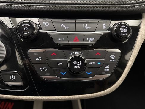 Used 2021 Chrysler Pacifica Touring-L image 38