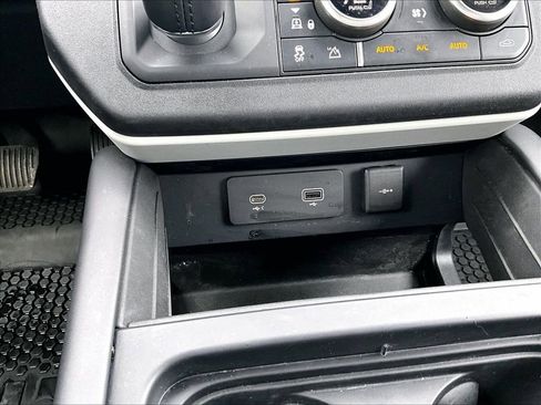 Used 2024 Land Rover Defender 110 SE image 30