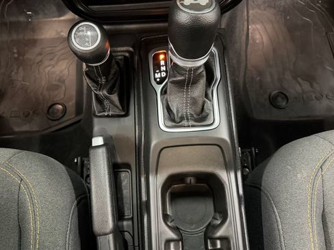 Used 2025 Jeep Wrangler Sport AWD/4WD image 12