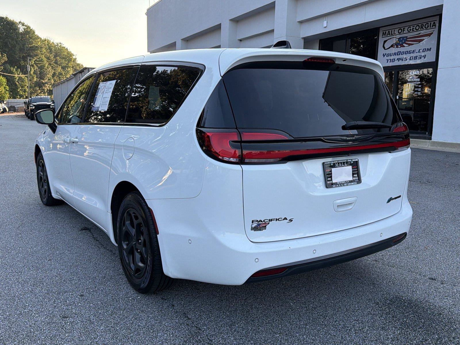 Used 2024 Chrysler Pacifica Limited FWD image 6