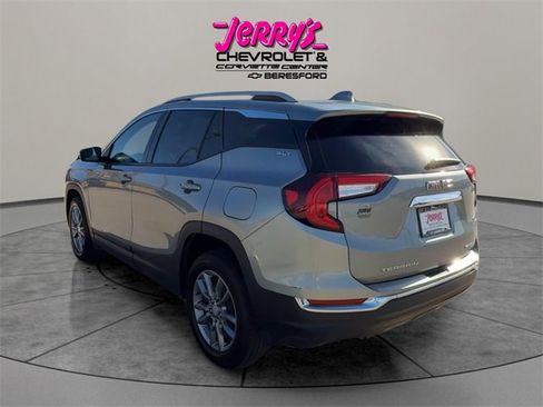 Used 2024 GMC Terrain SLT image 3