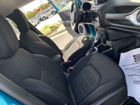 Used 2019 Jeep Renegade Latitude FWD image 14