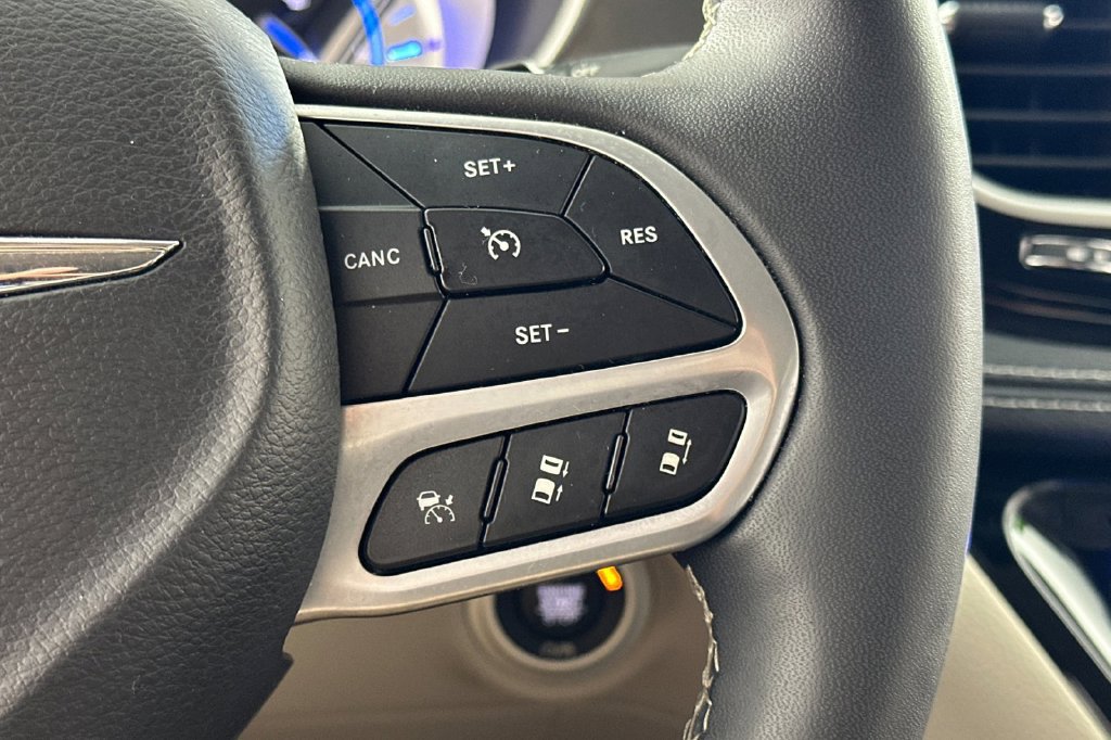 Used 2023 Chrysler Pacifica Touring-L FWD image 29