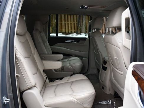Used 2017 Cadillac Escalade ESV Luxury image 40