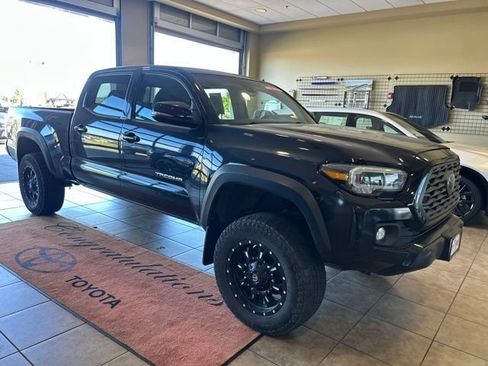 Used 2020 Toyota Tacoma TRD Off-Road w/ TRD Premium Off Road Package AWD/4WD image 3