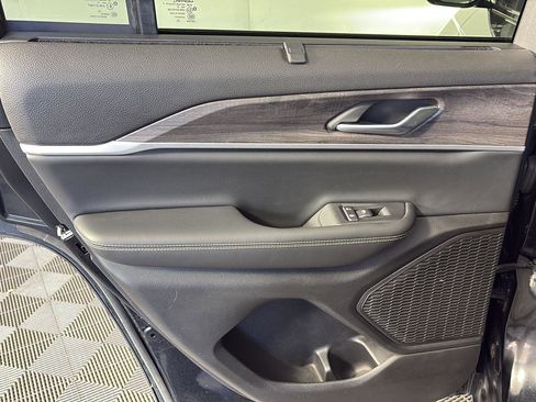 Used 2023 Jeep Grand Cherokee Limited w/ Luxury Tech Group II image 23