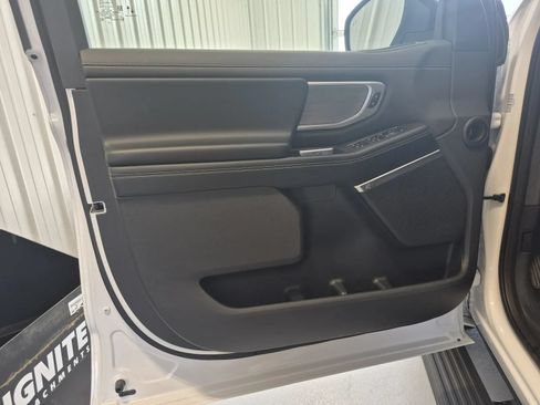 Used 2025 Ford Expedition Max Platinum AWD/4WD image 9