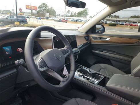 Certified 2024 Volkswagen Atlas SE image 18