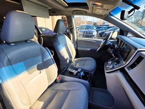 Used 2017 Toyota Sienna XLE Premium w/ Cargo Management Package image 38