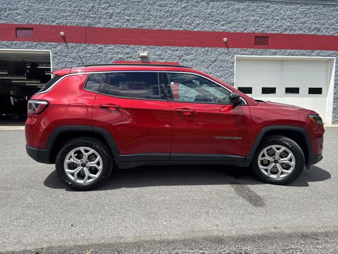 Used 2025 Jeep Compass Latitude AWD/4WD image 2