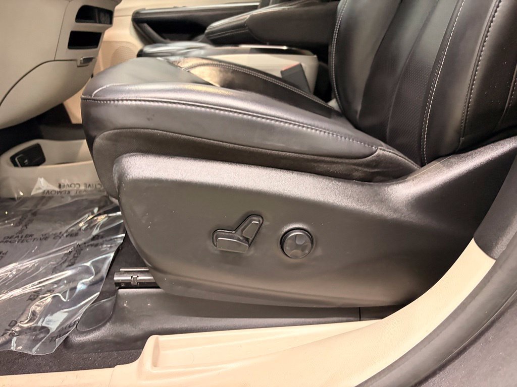 Used 2023 Chrysler Pacifica Touring-L FWD image 17