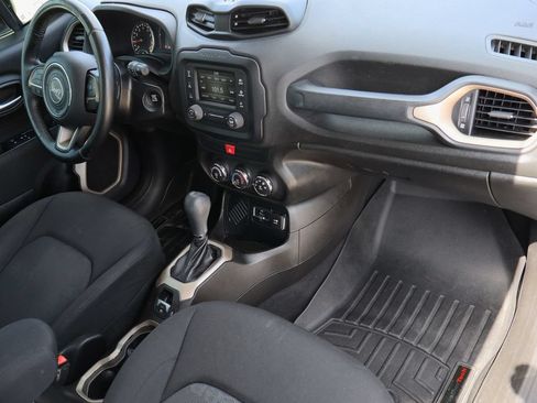 Used 2017 Jeep Renegade Latitude FWD image 28