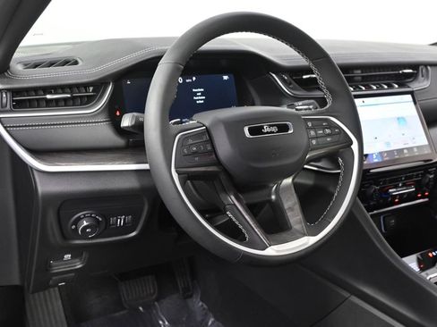 Used 2025 Jeep Grand Cherokee Limited w/ Black Appearance Package AWD/4WD image 11