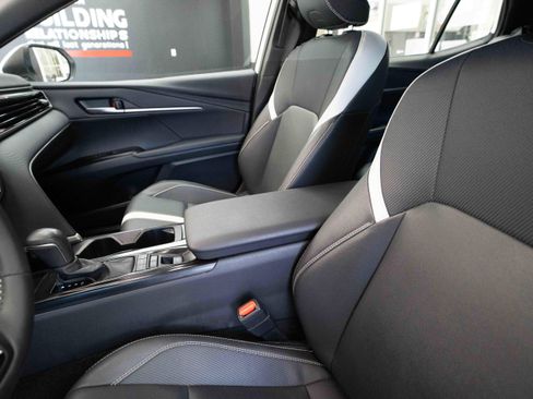 Used 2025 Toyota Camry SE FWD image 10
