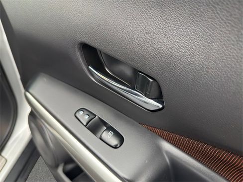 Used 2018 Nissan Kicks SR w/ Exterior Package image 16