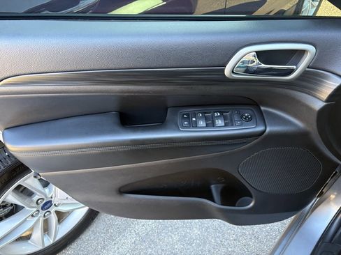 Used 2019 Jeep Grand Cherokee Altitude image 15