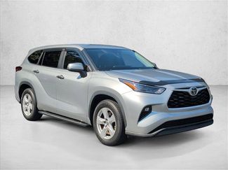 Used 2023 Toyota Highlander LE FWD video 3