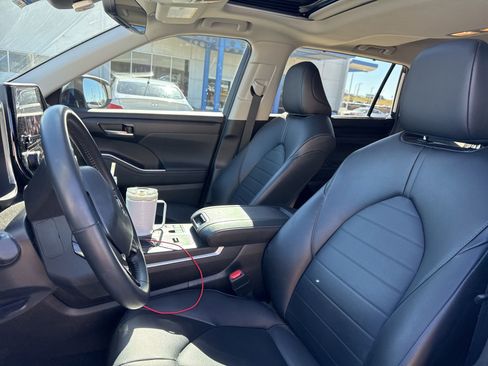 Used 2023 Toyota Highlander XLE image 7