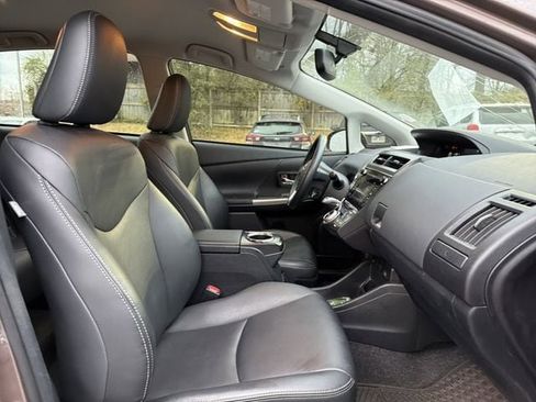 Used 2017 Toyota Prius V Five image 19