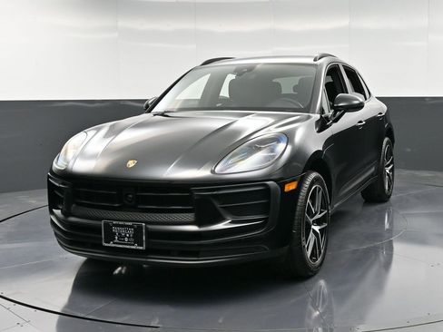 Certified 2025 Porsche Macan image 1