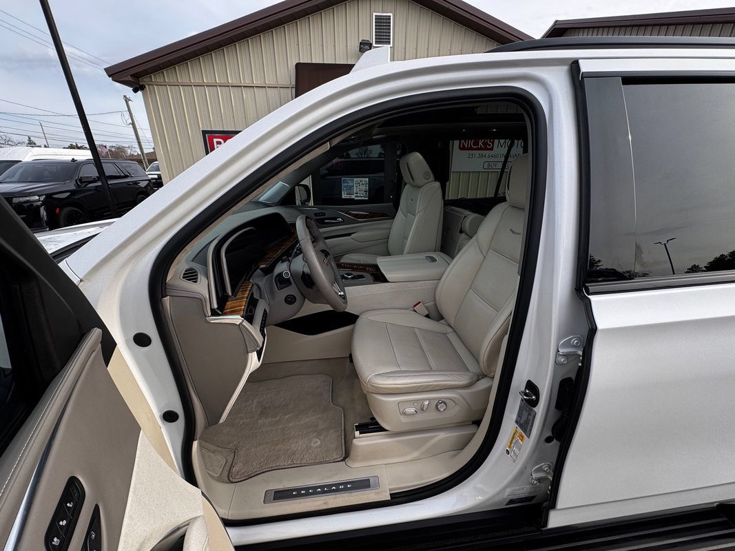 Used 2024 Cadillac Escalade Sport Platinum w/ LPO, ONYX Package AWD/4WD image 11