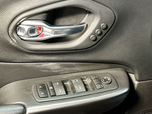 Used 2020 Jeep Cherokee Limited image 18