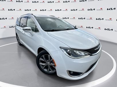 Used 2019 Chrysler Pacifica Limited w/ Tire & Wheel Group