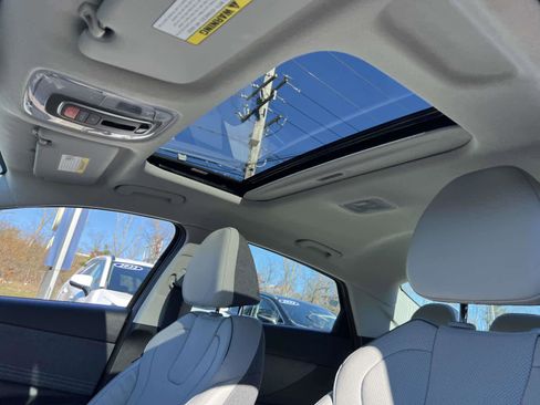 Used 2023 Hyundai Elantra Limited image 10