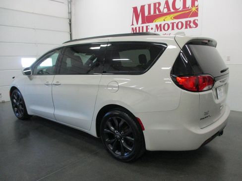 Used 2020 Chrysler Pacifica Touring-L Plus image 4