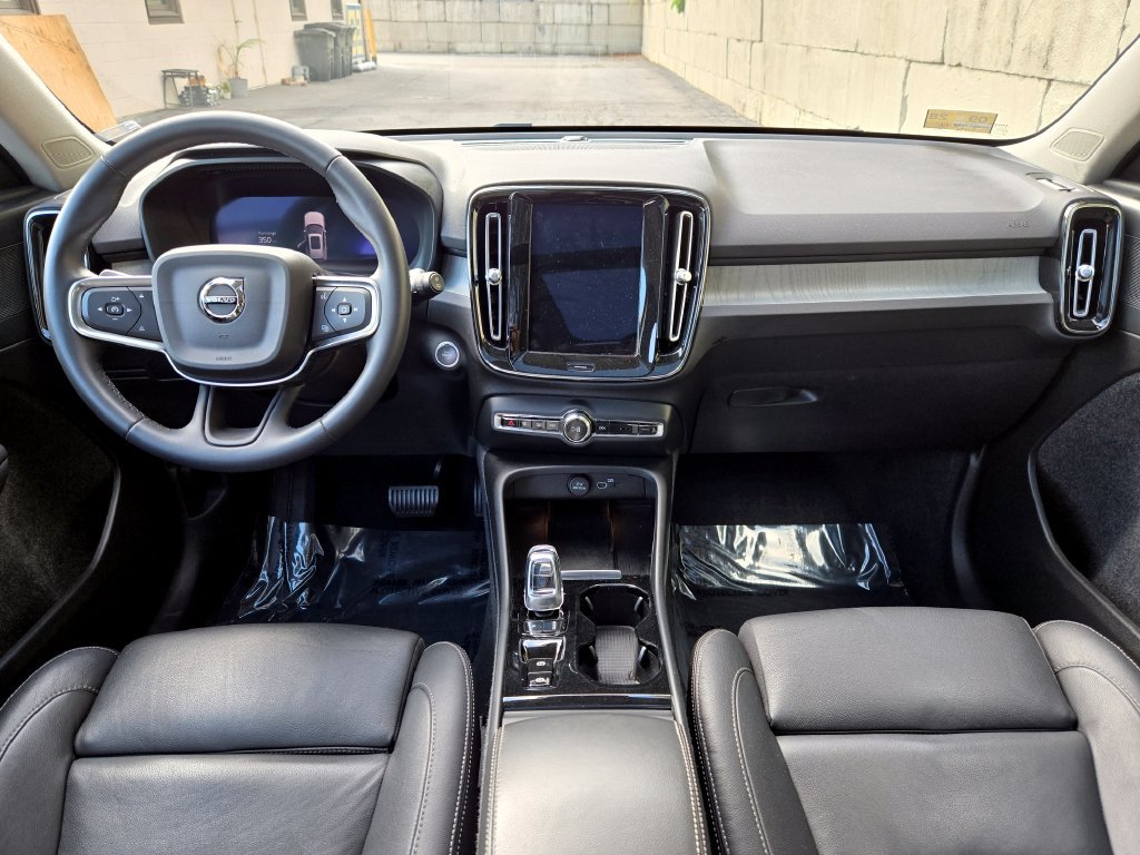 Used 2024 Volvo XC40 B5 Plus w/ Protection Package Premier AWD/4WD image 32