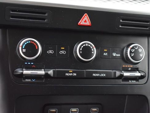 Used 2024 Kia Carnival LX FWD image 29