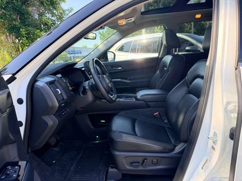 Used 2024 Nissan Pathfinder SL w/ SL Premium Package FWD image 11