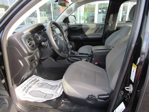 Used 2017 Toyota Tacoma SR AWD/4WD image 10