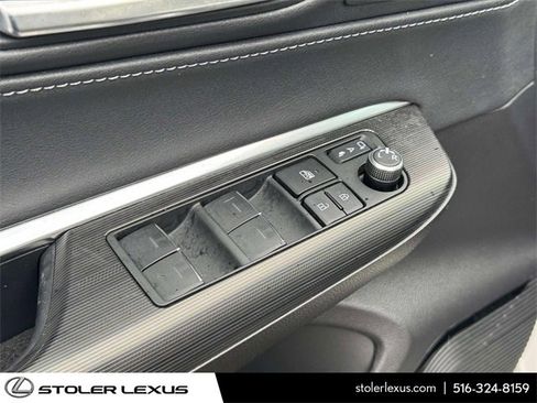 Used 2023 Toyota Venza Limited image 18