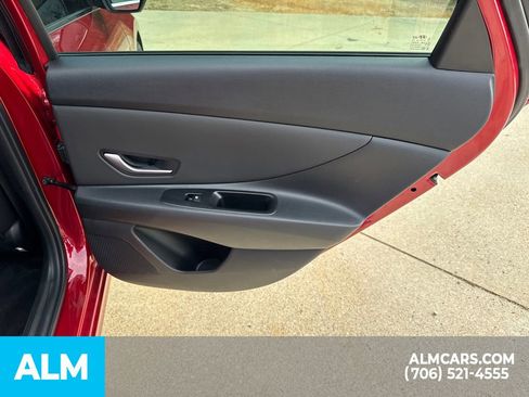 Used 2025 Hyundai Elantra SEL image 18