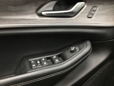 Used 2023 Jeep Grand Cherokee Limited w/ Luxury Tech Group II AWD/4WD image 8